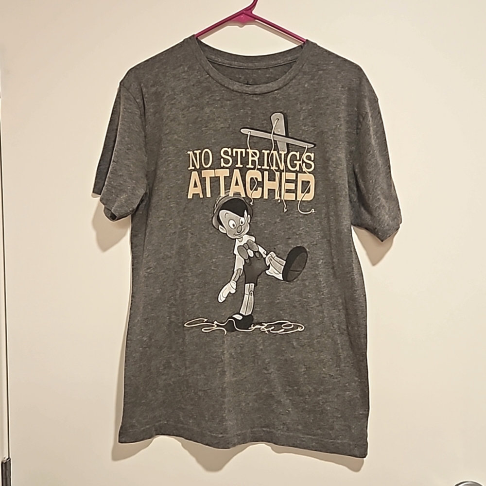 Disney 'Pinocchio' gray graphic tee 'No Strings Attached' Jiminy Cricket WDW
